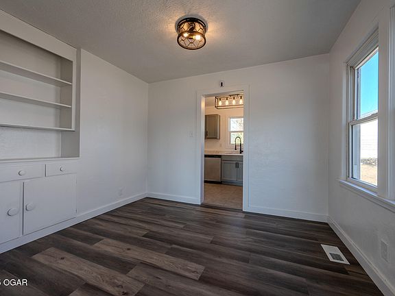 5th image of 406 Maple St