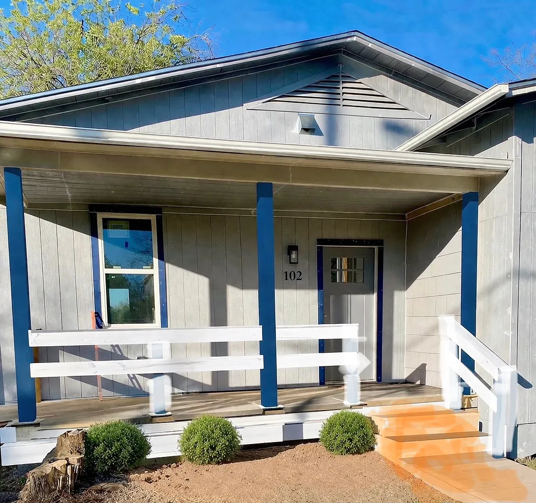 Front Porch - 102 W Wilbarger St