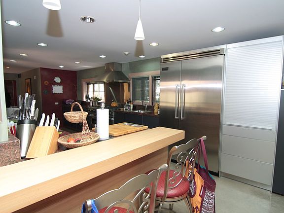 3rd image of 404 Georgina Ave