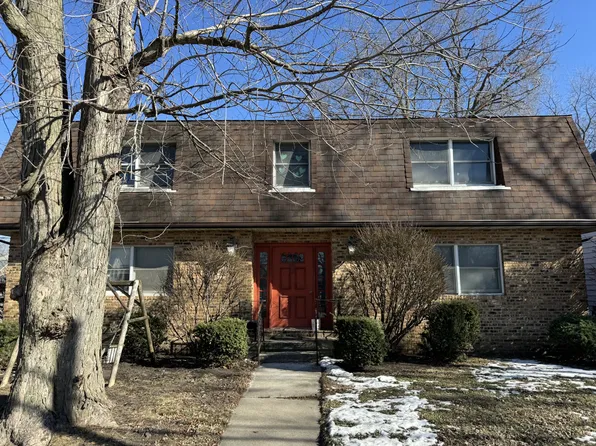 622 N Main St #2A, Pontiac, IL 61764