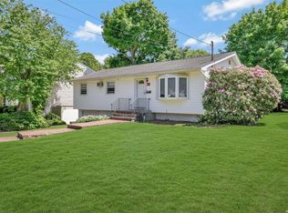 30 Vermont St, Melville, NY 11747