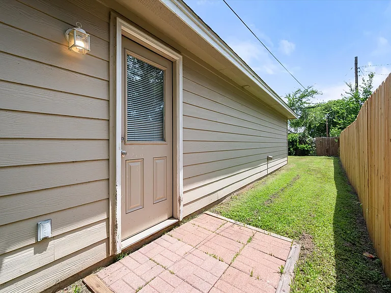 438 Sabine Ave — Photo 15