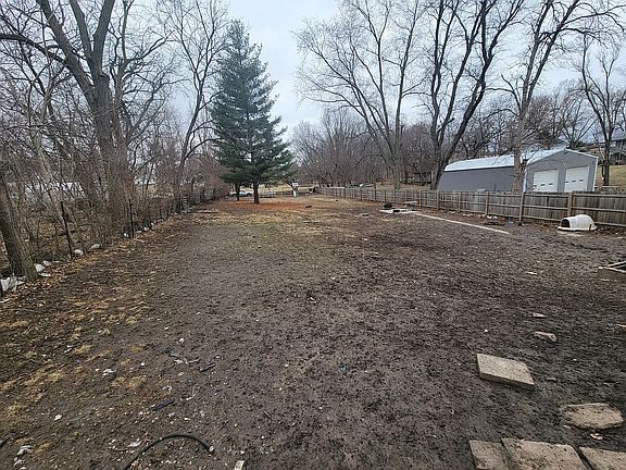 4th image of 210 Oakwood Ave