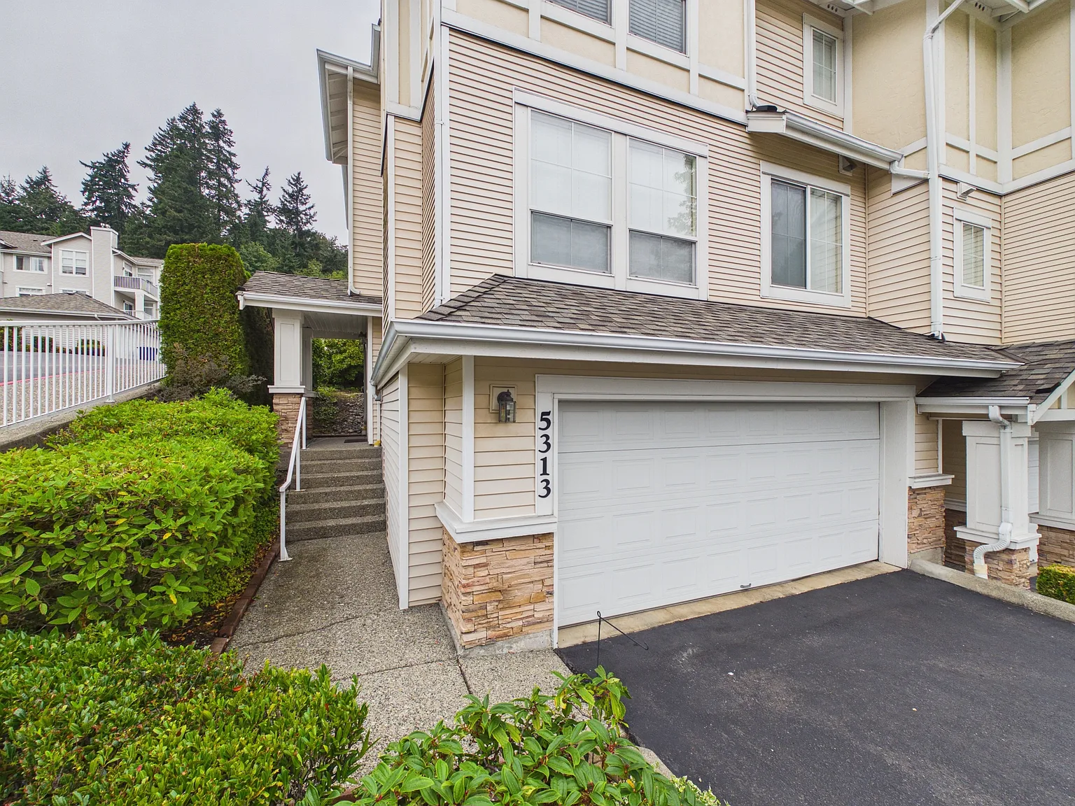 3 bed, 2201 sqft, $4,000 — Photo 2