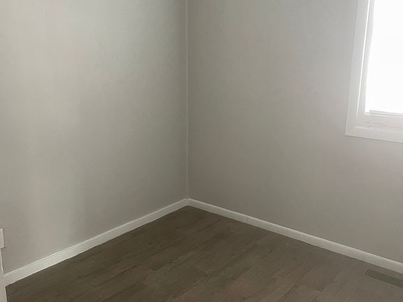 5th image of 3918 Evergreen St