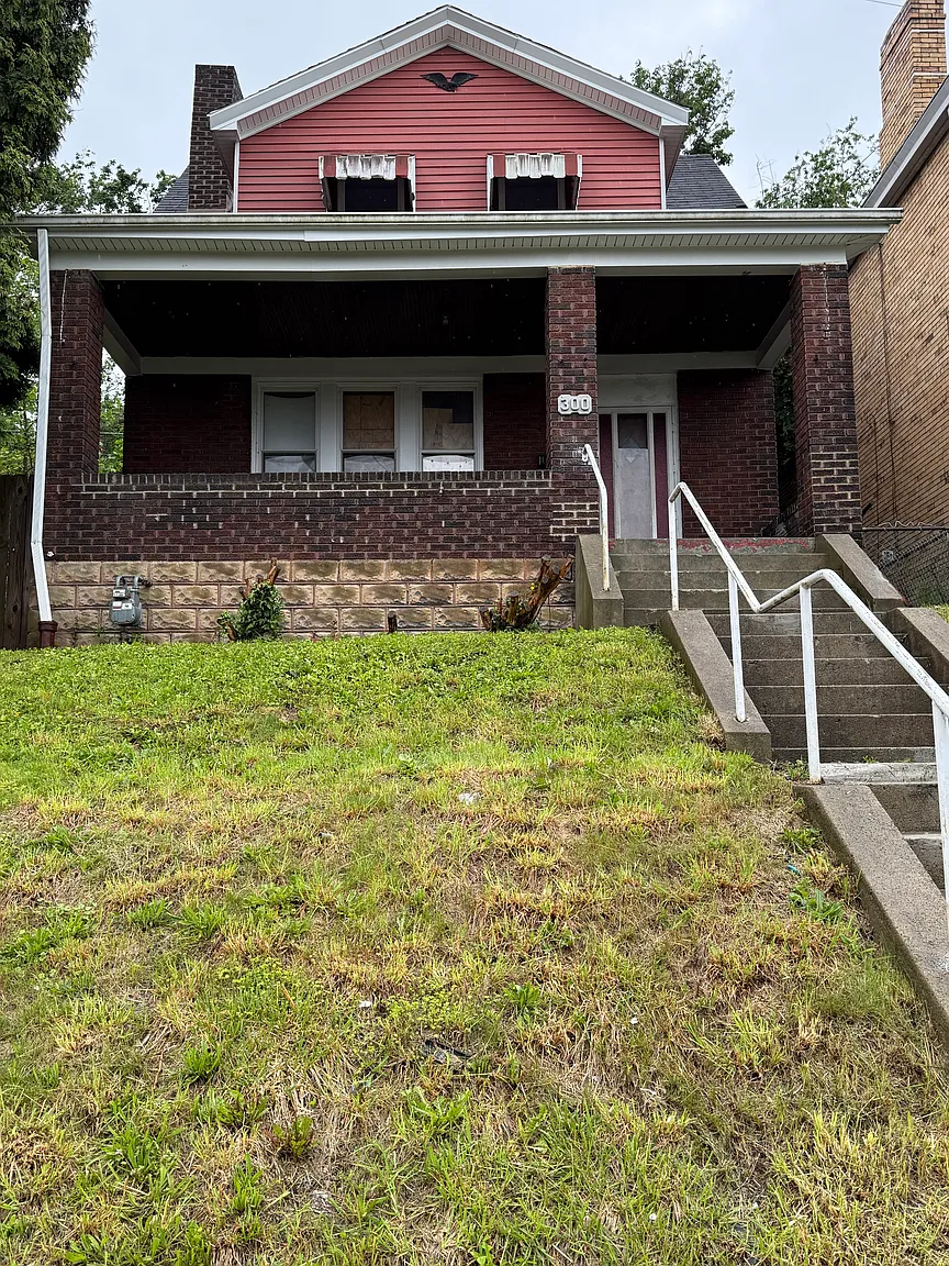 300 Moore Ave photo 1