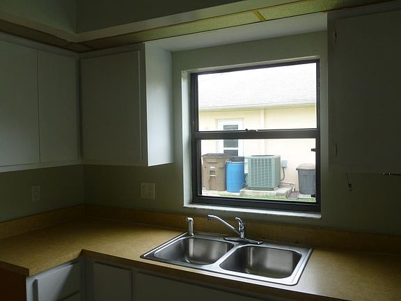 5th image of 102 SE 13th Pl