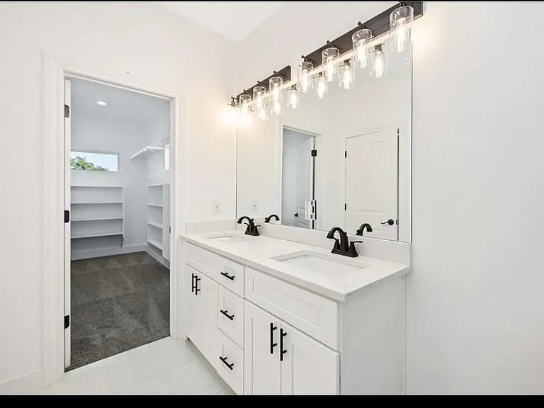 4508 Noble St — Photo 10