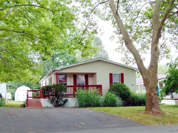 15 Brookside Dr, Bath, PA 18014