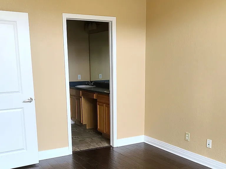 180 Poplar St #L — Photo 12