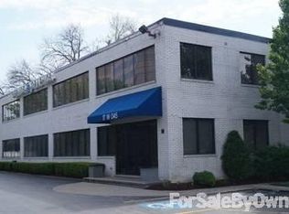 17W045 Hodges Rd, Oakbrook Terrace, IL 60181