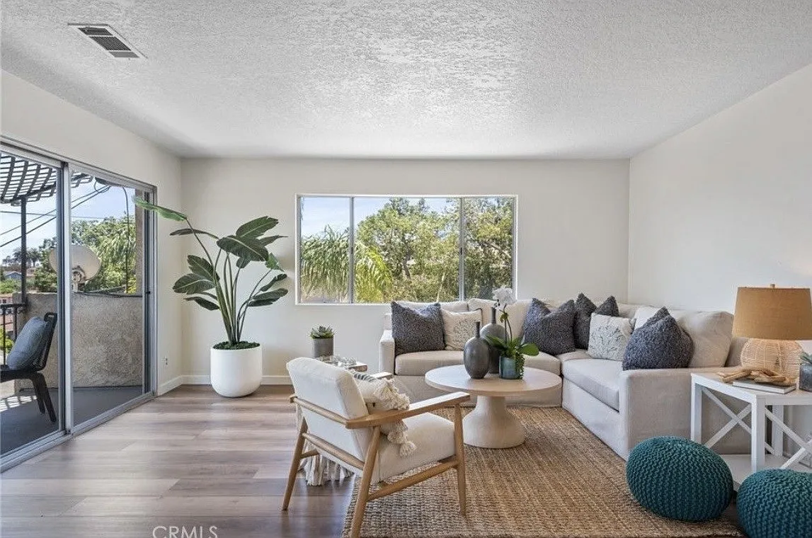 3 bed, 1216 sqft, $3,575 — Photo 4