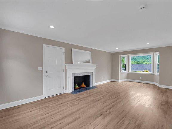 4th image of 105 Club View Dr