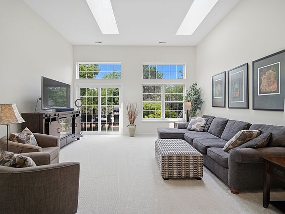 2nd image of 3028 Lexington Ln