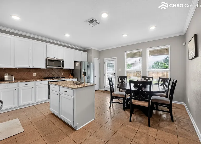 Kitchen and breakfast area