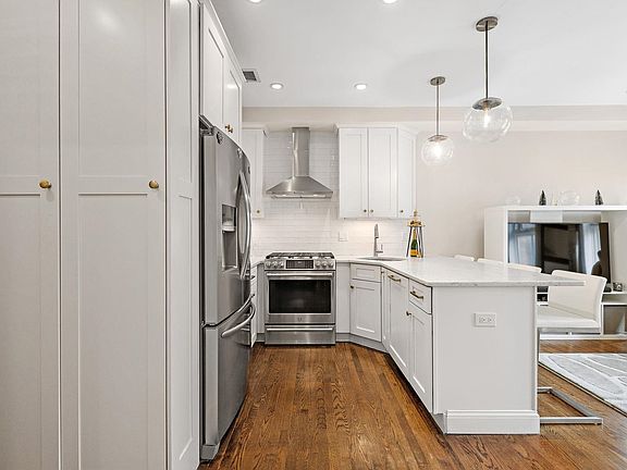 5th image of 501 9th St APT 309