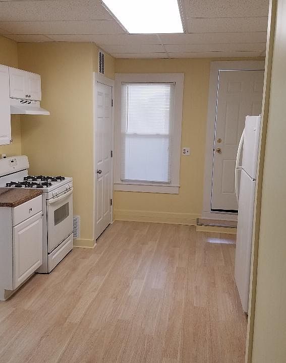 Newly renovated kitchen, New floor, cabinets and counter tops!