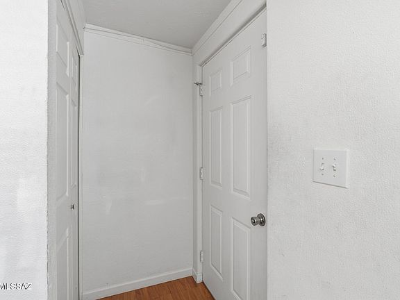 3rd image of 1453 W Roger Rd