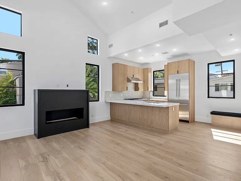 700 1/2 Iris Ave — Photo 2