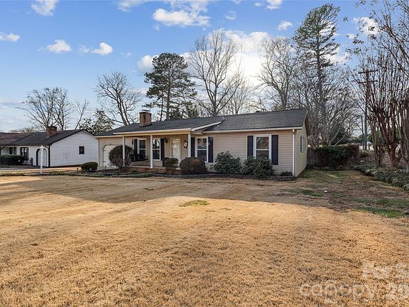 3rd image of 2501 Castlewood Dr