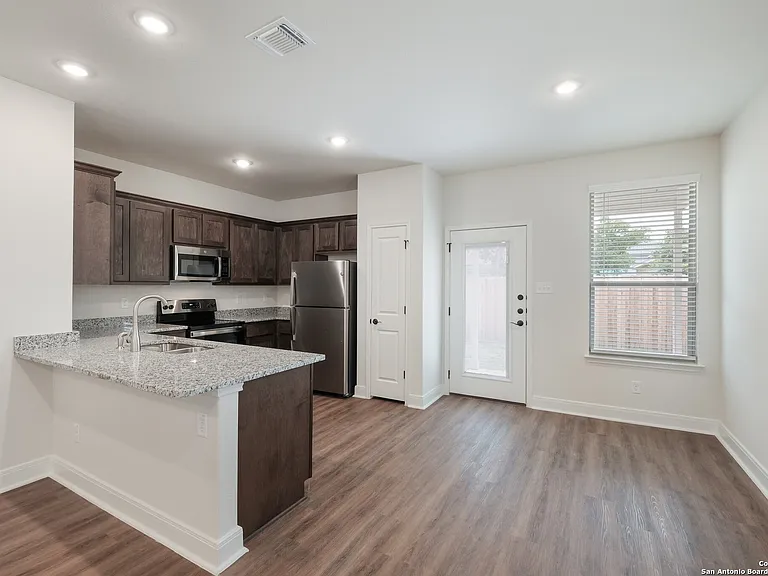 2507 Lynwood Bnd — Photo 6