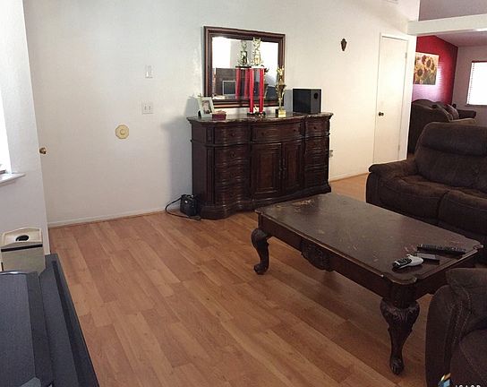 3rd image of 675 Baywood St