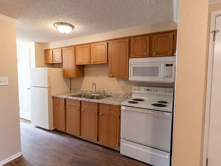 Knollwood and Tanglewood Apartments — Photo 9