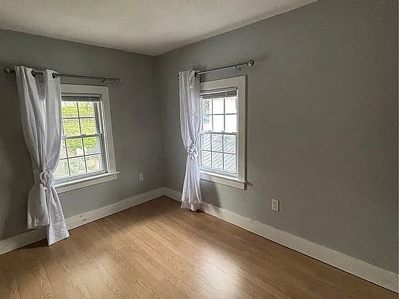 3rd image of 115 N Pearl Ave