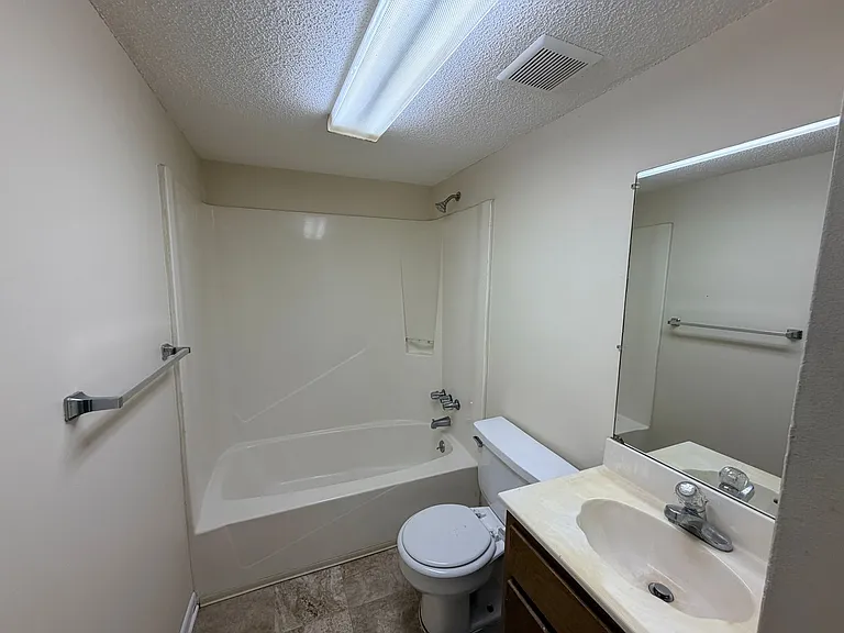 Chimney Creek Apartments — Photo 30