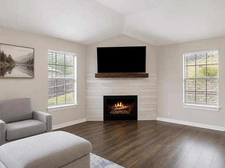 714 Newport Dr — Photo 5