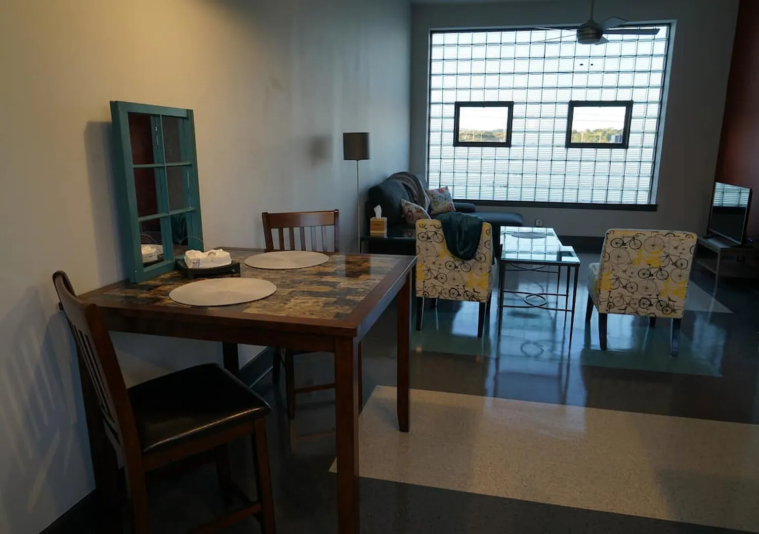 Modern 1 Bedroom Downtown Loft Apartment — Photo 3