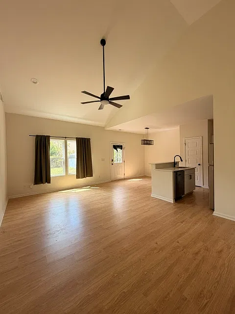 3 bed, 1200 sqft, $1,550 — Photo 4