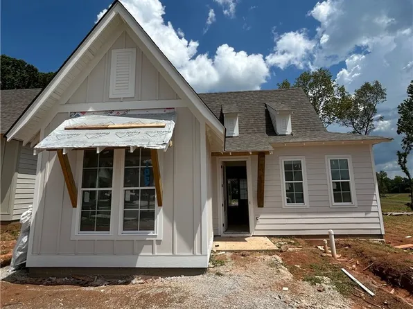 1067 Woodland Ln, Opelika, AL 36801
