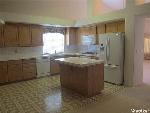 2nd image of 2516 Yosemite Ave