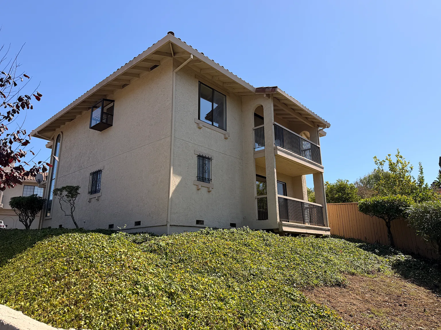 3 bed, 2.5 bath, 1831 sqft, $3,950 — Photo 2