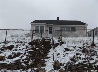 1304 S 6th St, Pekin, IL 61554