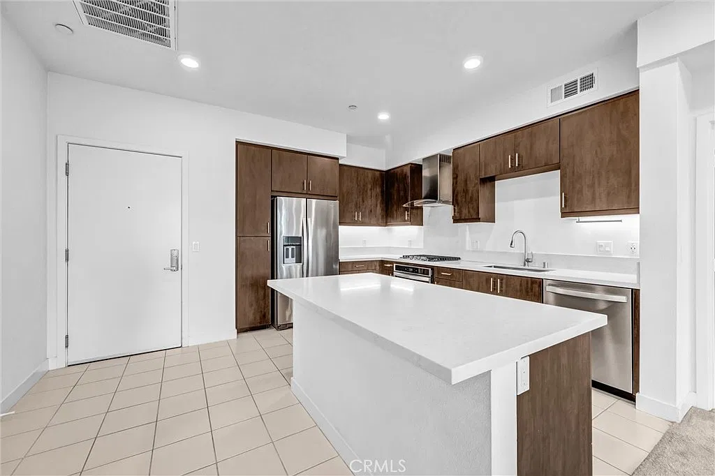 2 bed, 1088 sqft, $3,750 — Photo 2