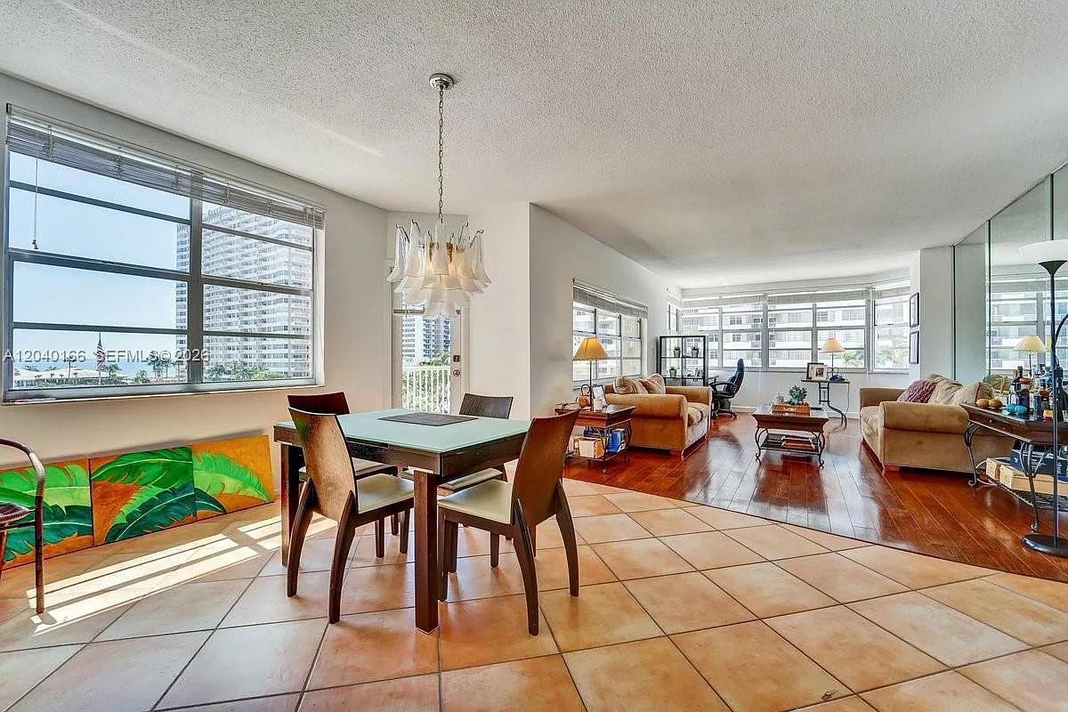 Hemispheres Condo — Photo 2