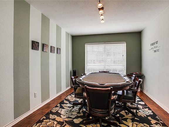 5th image of 404 W Lookout Dr