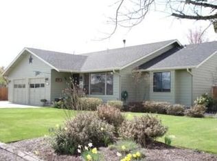 335 N 9th St, Harrisburg, OR 97446