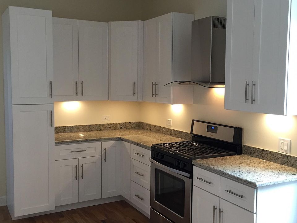 Kitchen soft close cabinets & granite countertops