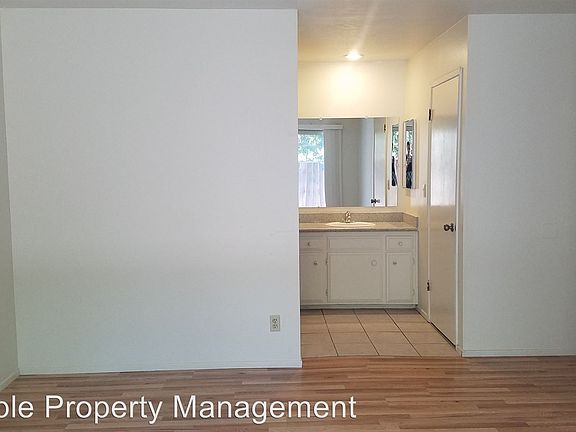 3rd image of 1094 Delna Manor Ln APT 1