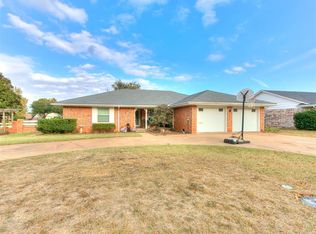 107 Rosewood Dr, Chickasha, OK 73018