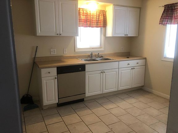 5th image of 21660 Westhampton Ave