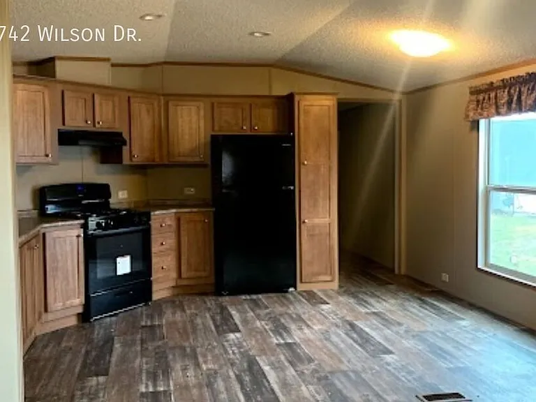 742 E Wilson Dr — Photo 3