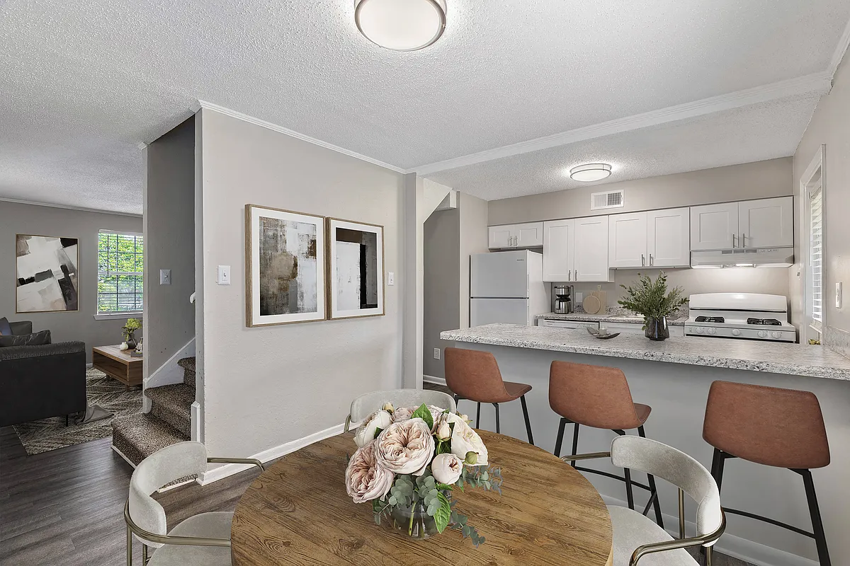Building Photo - Midtown Oaks Townhomes