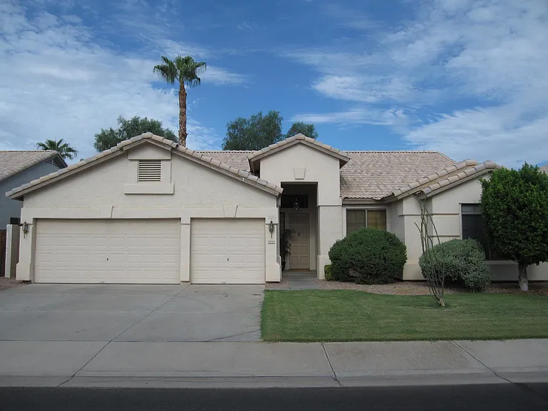 912 N Lakeshore Pl — Photo 2