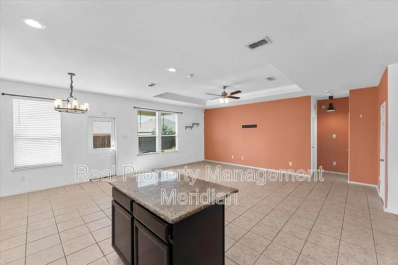 3 bed, 2.0 bath, 1636 sqft, $2,175 — Photo 2