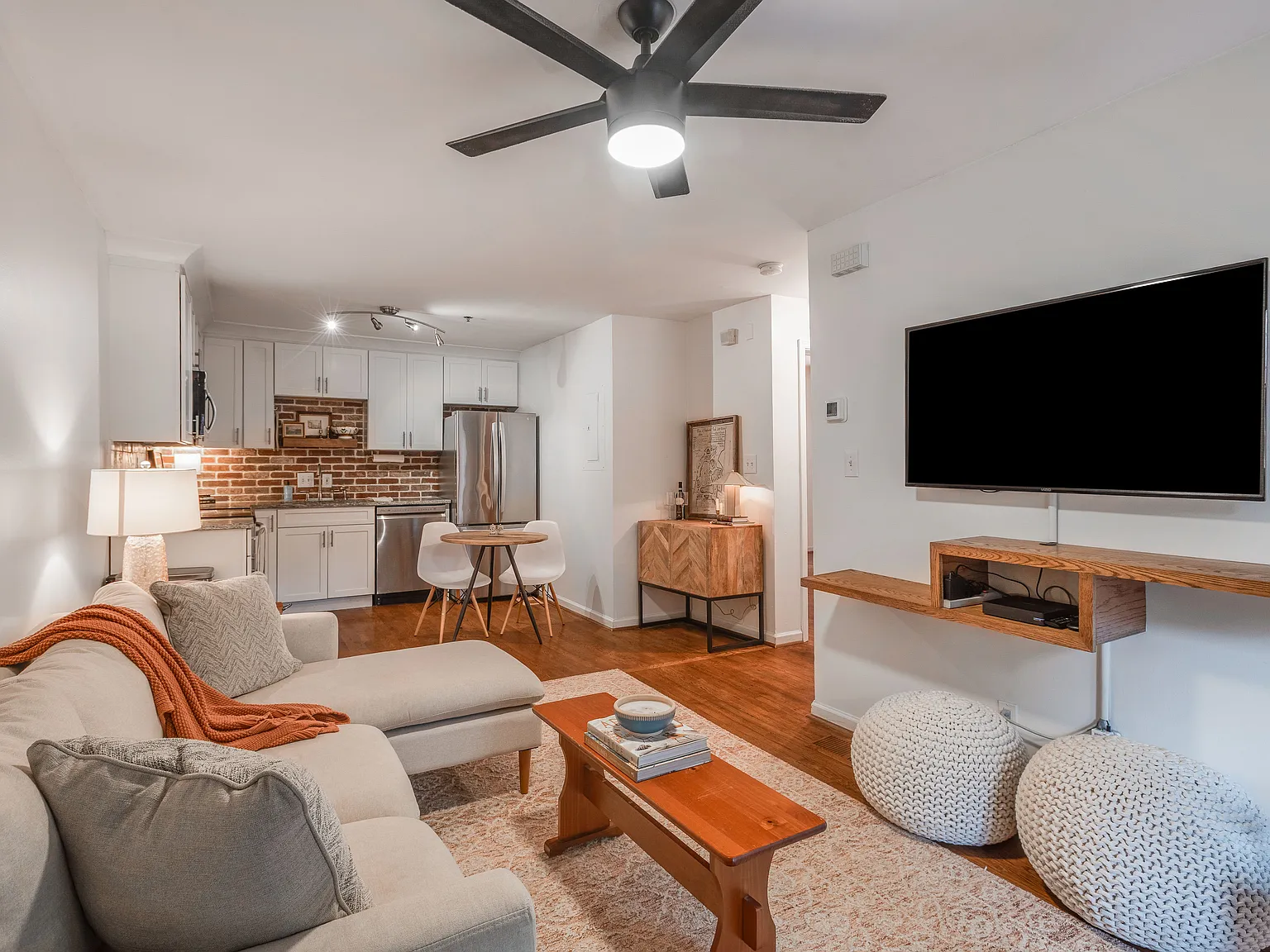 2 bed, 700 sqft, $2,250 — Photo 1
