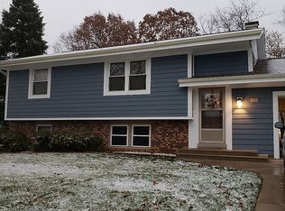 875 Crescent Ln, Hartland, WI 53029